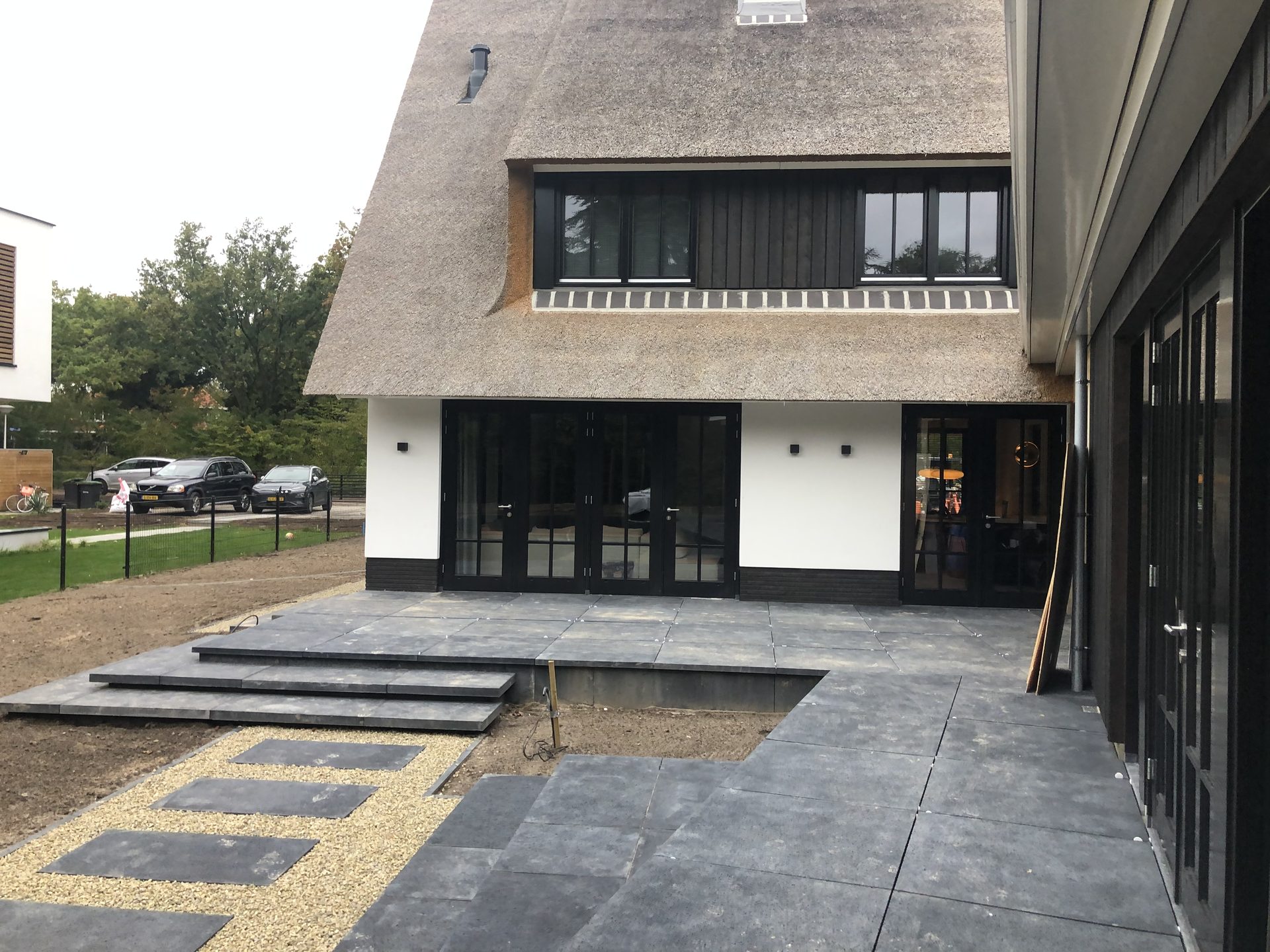 Donker terras met gelaagde traptreden bij de villa