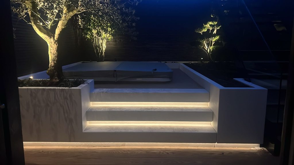 Verlichte Luxcom trap en plantenbakken in een wellnesstuin in Joure