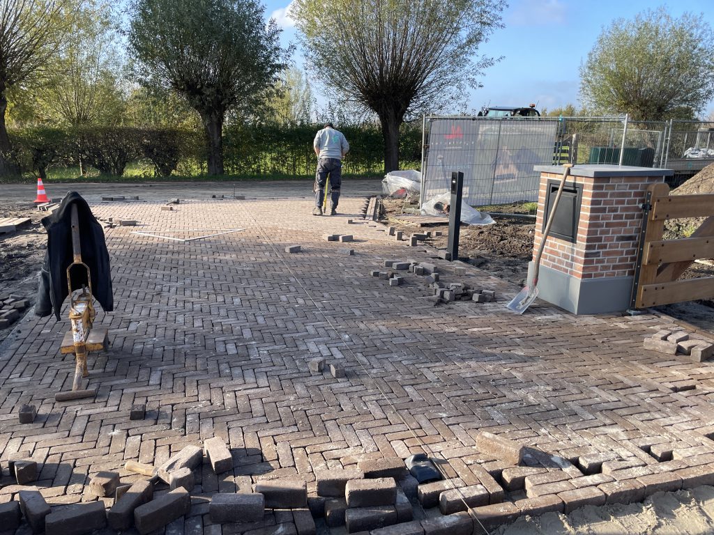 Aanleg van de erfverharding bij de landelijke villa in Zwolle