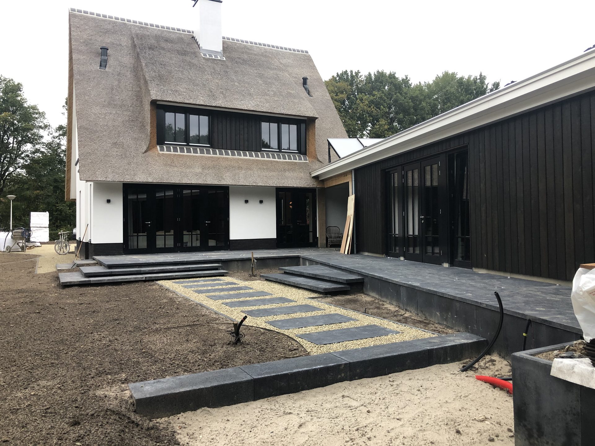 Villatuin in Zwolle met Oud-Hollandse terrassen en staptegels