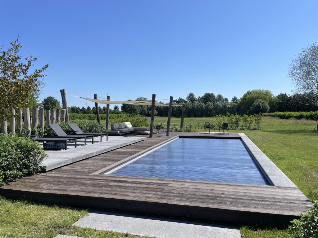 Zwembad met loungeterras in de landelijke villatuin in Zwolle