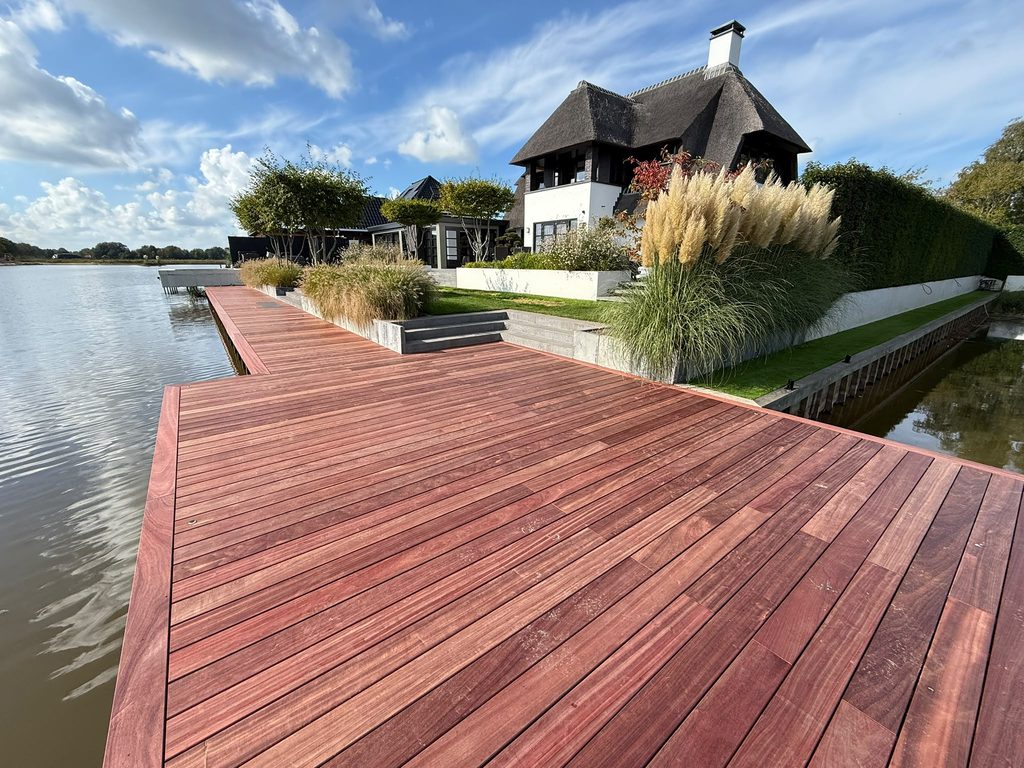 Royale Padouk vlonder aan het water in Ter Apel