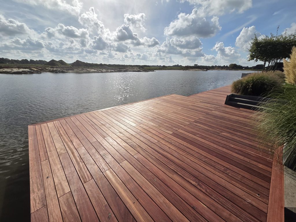 Afgewerkte Padouk vlonder met uitzicht over het water