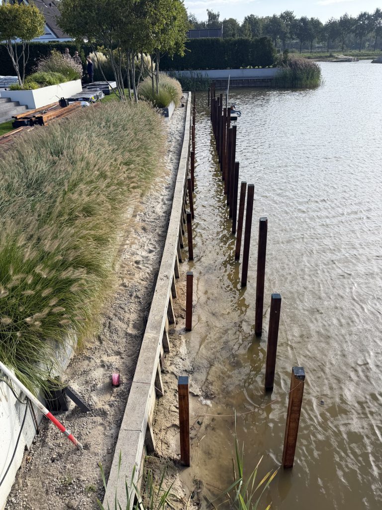 Fundering en palen voor de vlonder langs de waterkant