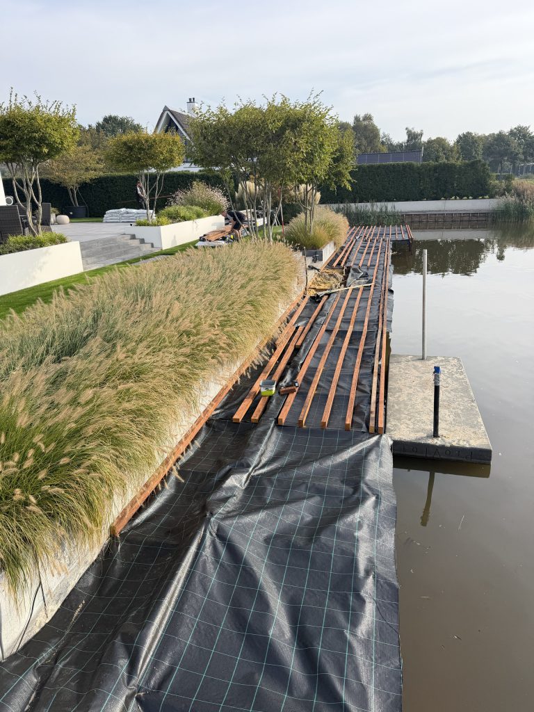 Aanleg van de houten vlonder langs het water in Ter Apel