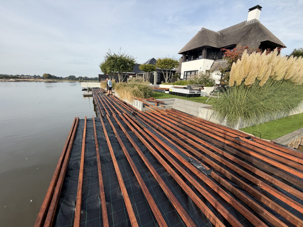 Onderconstructie van de Padouk vlonder langs de oever