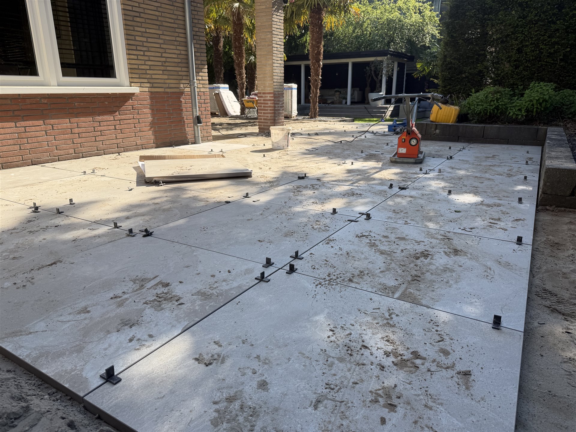 Aanleg van keramische terrastegels met afstandhouders in Ommen